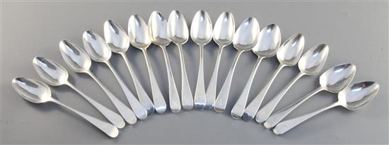A harlequin set of sixteen George III silver Old English pattern teaspoons, 9.9oz